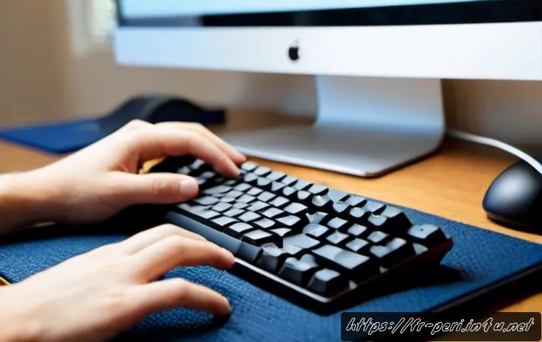 게이밍 키보드의 매크로 설정 팁 - Photorealistic close-up of a compact mechanical gaming keyboard on a clean modern French home office...